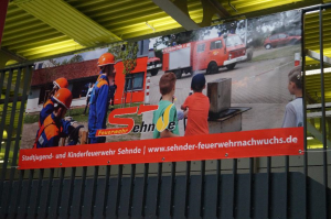 Der neue Banner der Stadtkinder- und Jugendfeuerwehr im ersten Einsatz